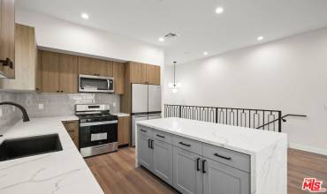 1733 S Barrington Avenue 1/2, Los Angeles, California 90025, 4 Bedrooms Bedrooms, ,4 BathroomsBathrooms,Residential Lease,Rent,1733 S Barrington Avenue 1/2,25477429