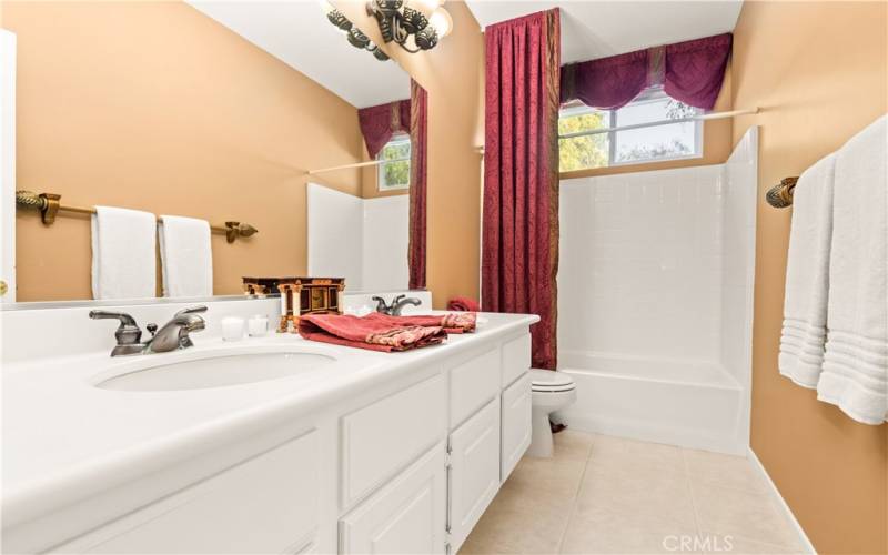 Main bath with dual sink vanity