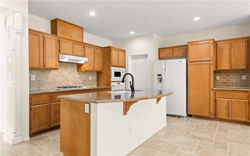 Kitchen with island/breakfast bar