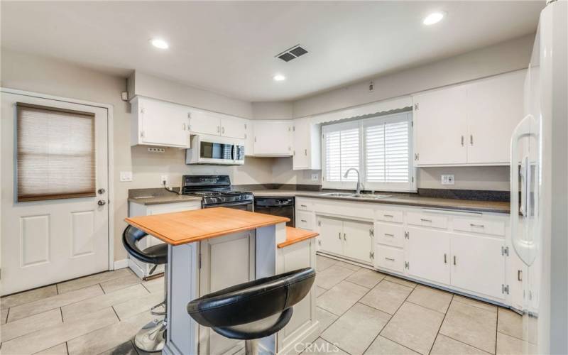 Cozy kitchen island and barstools