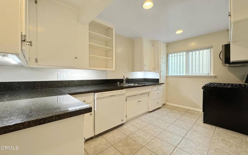 595-3 Los Robles Kitchen Pic