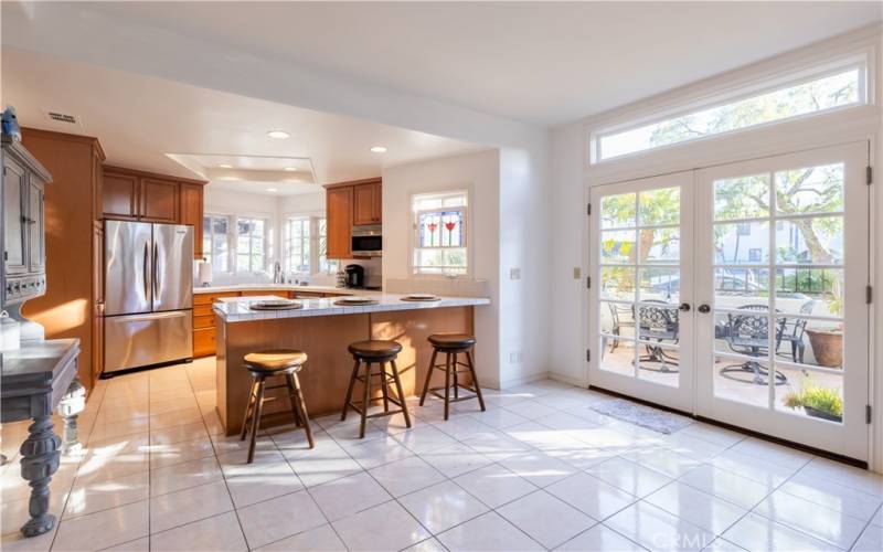 Lots of seating options in the kitchen (counter bar seating, breakfast nook or al fresco dining in patio)