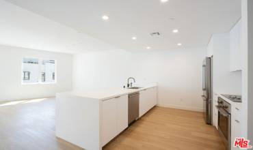 1130 N Orange Drive 404, Los Angeles, California 90038, 2 Bedrooms Bedrooms, ,2 BathroomsBathrooms,Residential Lease,Rent,1130 N Orange Drive 404,25478253