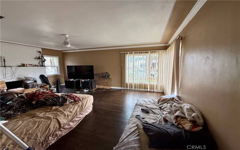 Living room w/fireplace