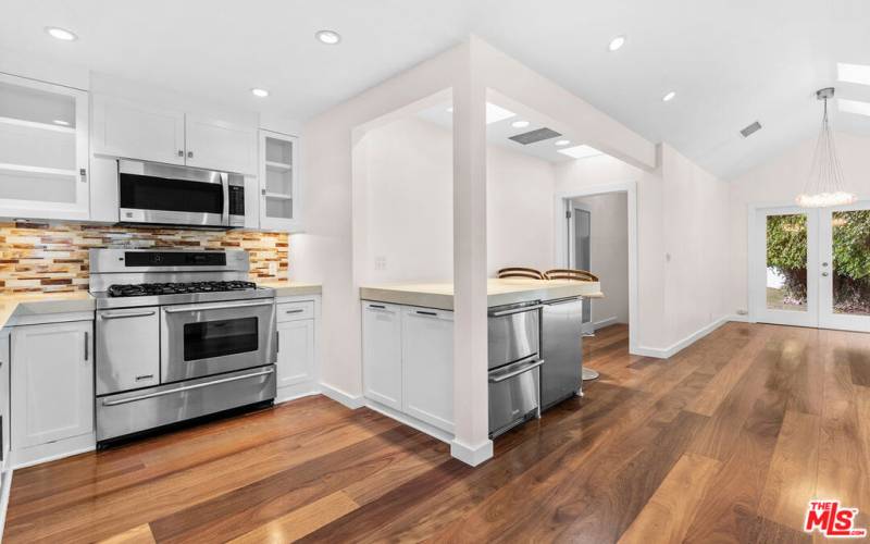 Gourmet Kitchen // Dining Area