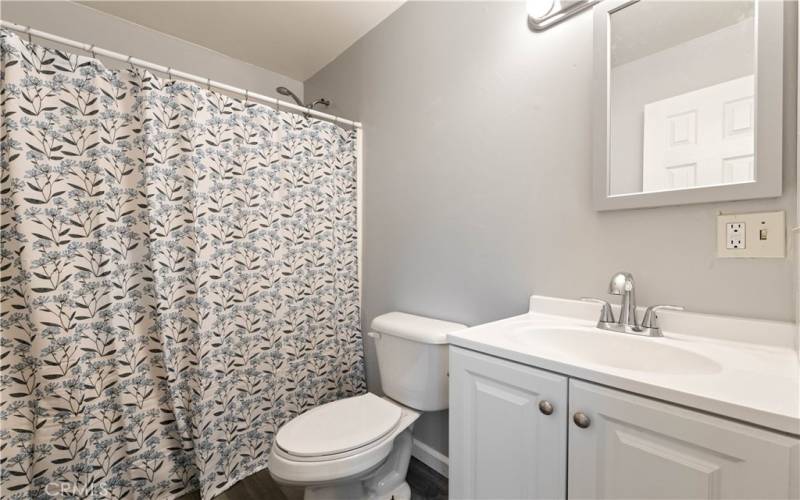 Bathroom-1 bed, 1 bath unit