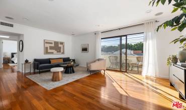 908 21st Street 6, Santa Monica, California 90403, 2 Bedrooms Bedrooms, ,2 BathroomsBathrooms,Residential,Buy,908 21st Street 6,25475503