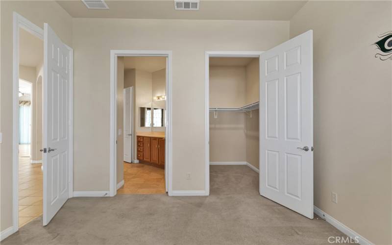 Guest bedroom w/ walk-in closet & bathroom access