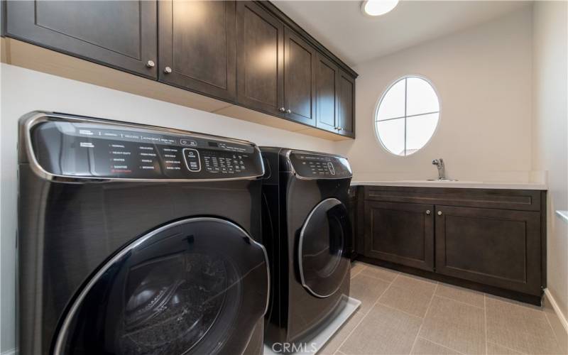 washer and dryer are included