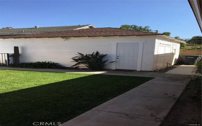 GARAGE DOOR LEADING TO LAUNDRY WASHER/DRYER.