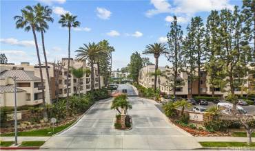 5530 Owensmouth Avenue 105, Woodland Hills, California 91367, 2 Bedrooms Bedrooms, ,2 BathroomsBathrooms,Residential Lease,Rent,5530 Owensmouth Avenue 105,SR25006025