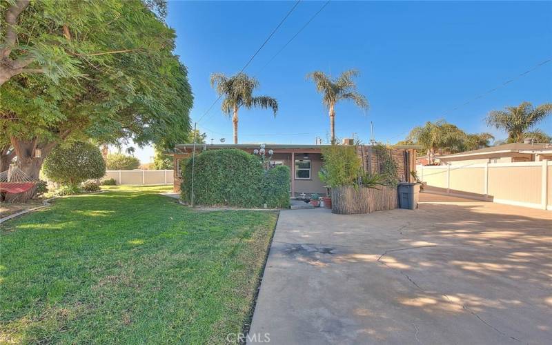 Spacious back yard with auto sprinklers