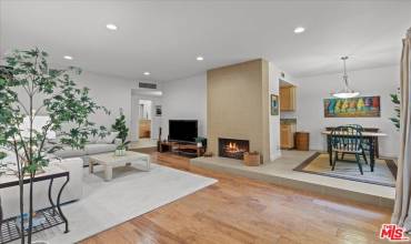 521 Montana Avenue 113, Santa Monica, California 90403, 2 Bedrooms Bedrooms, ,1 BathroomBathrooms,Residential,Buy,521 Montana Avenue 113,24458815