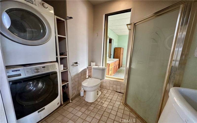 2nd bathroom also has laundry facilities