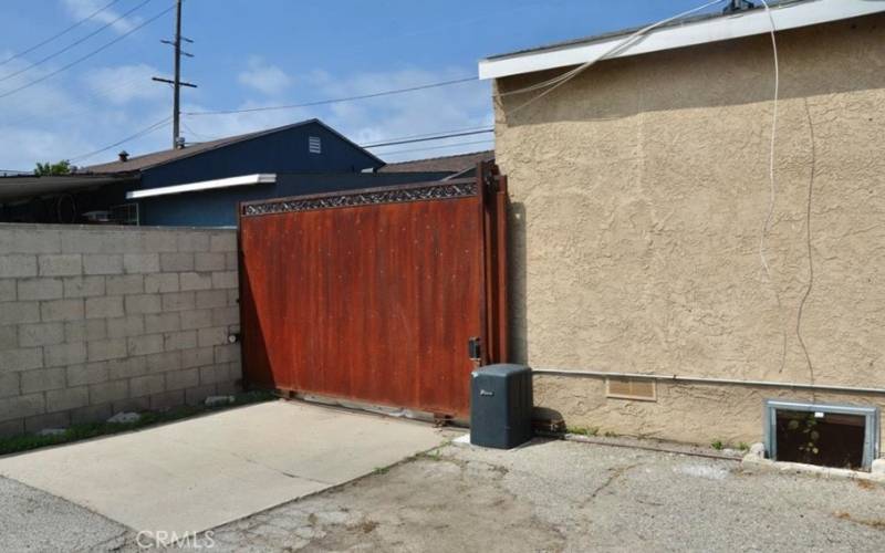 Electric gate to backyard/parking