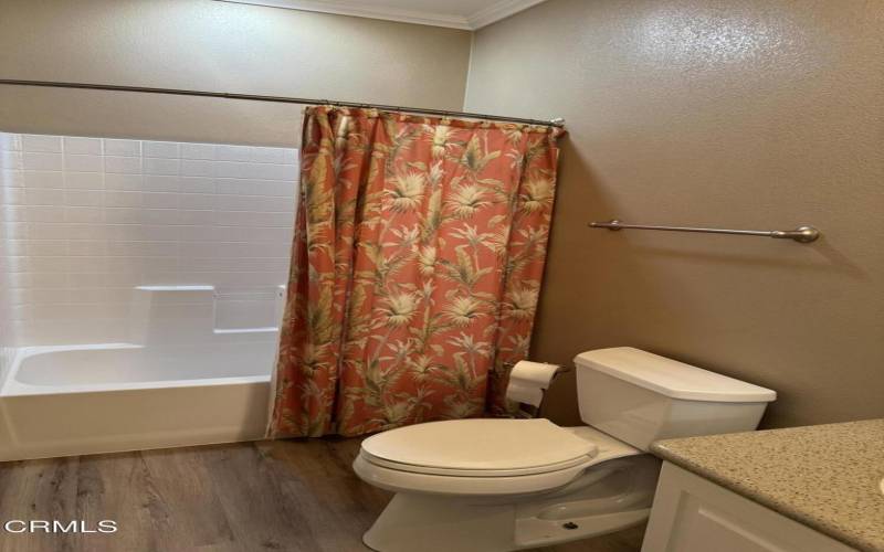 Secondary bathroom with tub